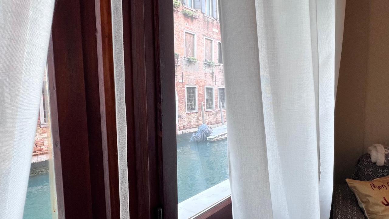 Behind On The Canalside Venesia Bagian luar foto