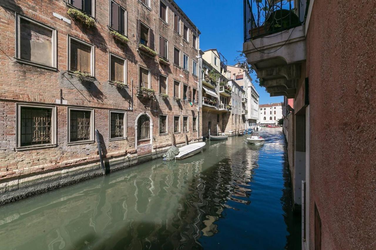 Behind On The Canalside Venesia Bagian luar foto